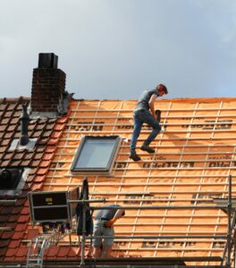 Dachdecker bei der Arbeit